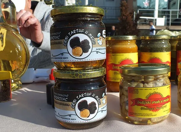 tartufi u medu na standu